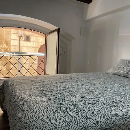 Espacioso Bajo En Casco Histórico